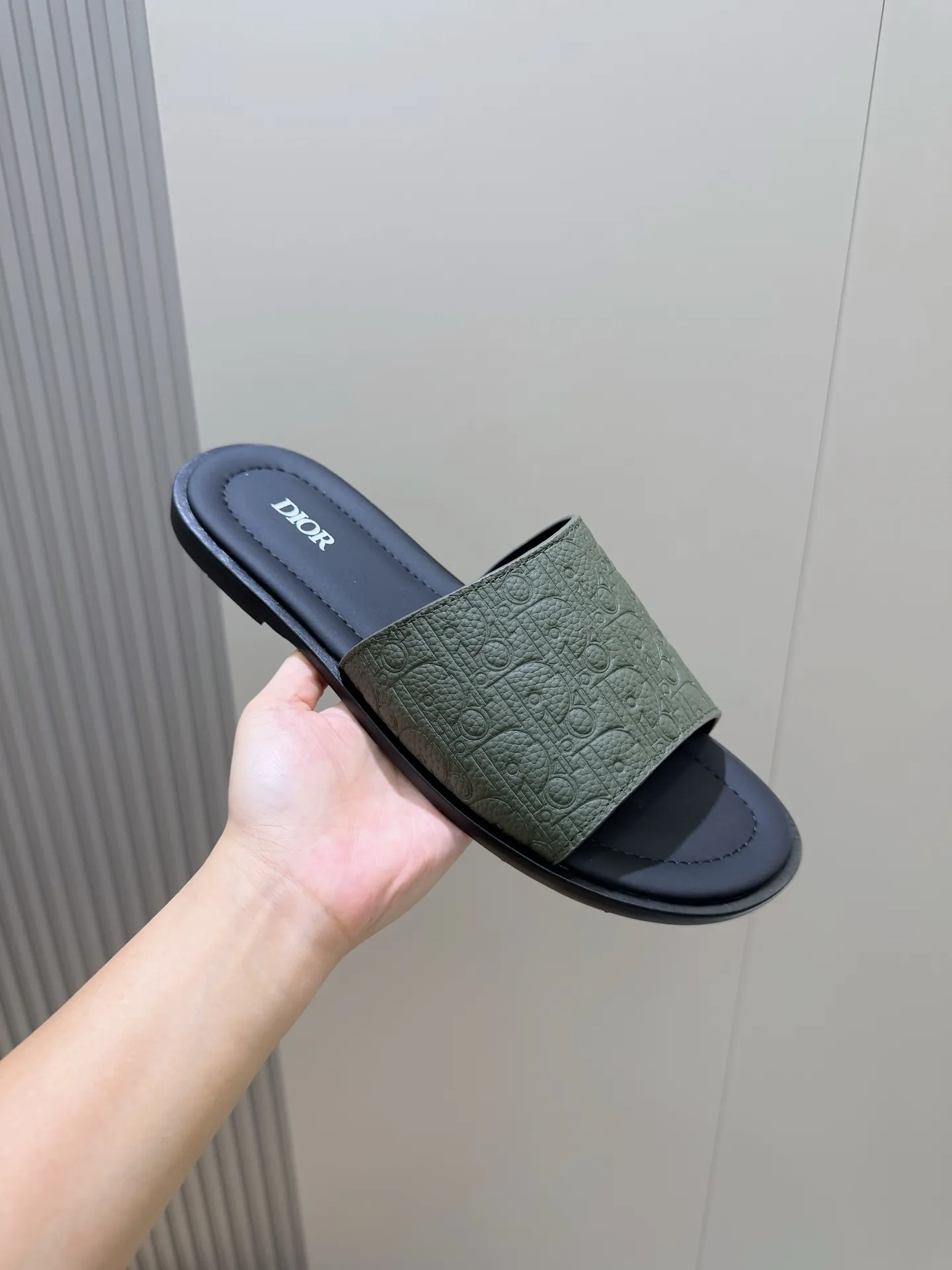 Men's Men's Shoes 💰320 [New Style] 🐝🐝Dior Alias ​​men's leather slippers. This Alias ​​sandal is a new summer product, showing a casual and elegant style. Carefully crafted from grained cow leather and Oblique printed fabric, with cowhide lining! Cross-strap design with metal-clad brass CD Diamond logo. The imported cowhide leather and rubber sole adds sophistication and comfort, while Oblique print-effect anti-slip panels add style. Size: 39-44 (customized at 38.45)